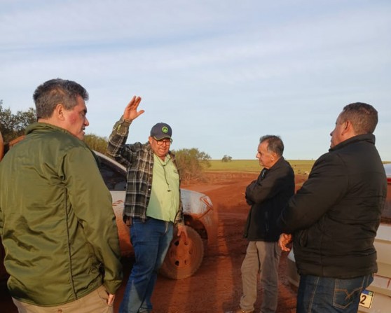 Prefeito acompanha obras na estrada do Cascavel e destaca parceria com produtores
