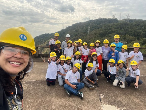 ALUNOS DE MANDURI VISITAM USINA DE CHAVANTES EM TRABALHO SOBRE A ÁGUA