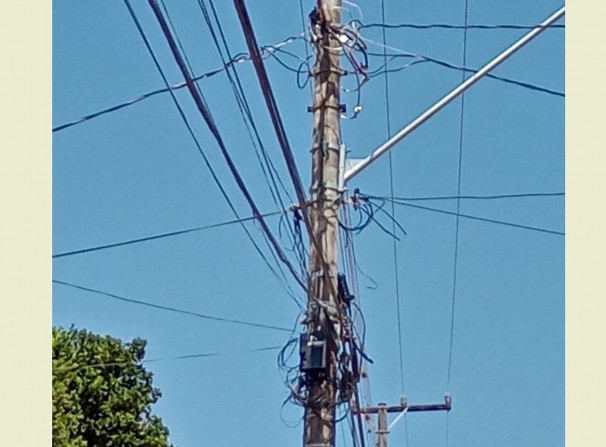 EDITORIAL Confusão des alturas e emaranhado de fios gera desconforto  e riscos