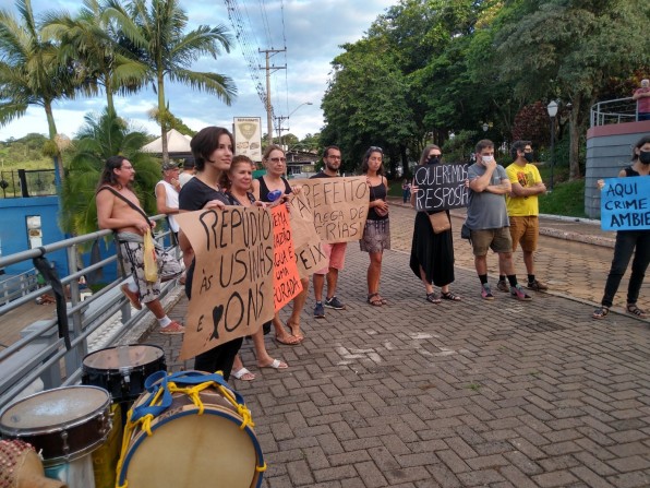 Repúdio a morte de peixes reuniu ambientalistas, população e vereadores na praça da Brasilinha