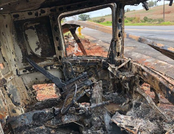 Colisão com explosão na Raposo próximo à Enseada provoca 2 mortes