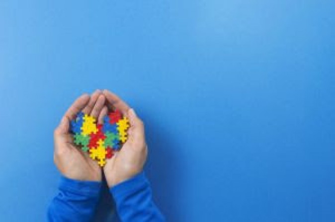 Saiba como os grupos de habilidades sociais estão ajudando pessoas com autismo