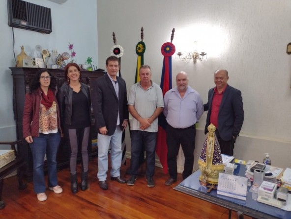 ASSESSOR DA DEPUTADA DAMARIS MOURA VISITA PREFEITURA DE PIRAJU