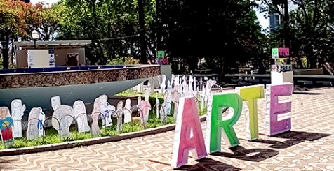 Professor Beto explica proposta da exposição A arte salva que encantou a cidade na Feira da Lua