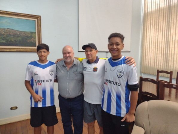 ESCOLA MUNICIPAL DE FUTEBOL REVELA DOIS GAROTOS NA CATEGORIA SUB15