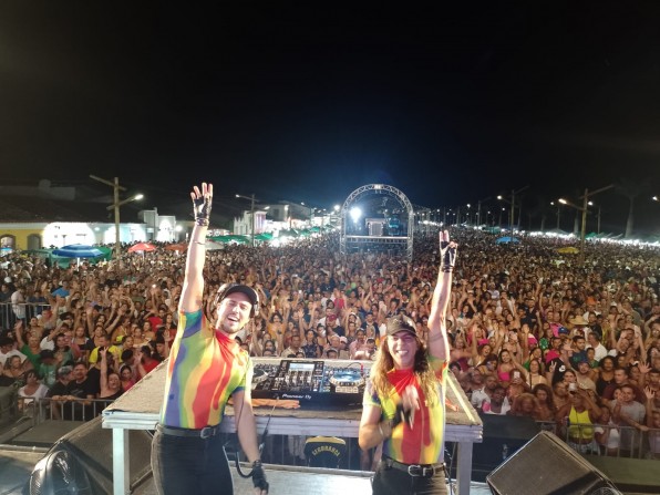 De Piraju para o Mundo, a dupla de DJs Be Boots abre carnaval de Porto Seguro