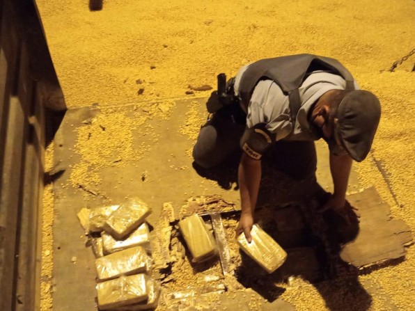Polícia Rodoviária estadual faz apreensão de 158 quilos de pasta de cocaína na região de Ipaussu