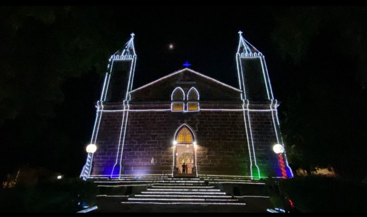 Iluminação de Natal na Igreja Matriz de Timburi encanta moradores e visitantes