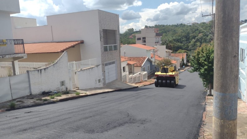 RUA RENATO DARDES EM PIRAJU RECEBE ASFALTO A CUSTO ZERO