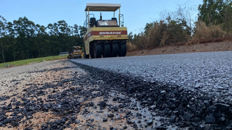 Acesso ao bairro das Areias em Timburi recebe pavimentação
