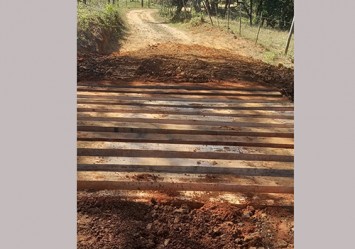 Prefeitura recupera mata-burro no bairro Ferreirinha