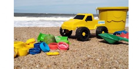 Plástico recolhido em mutirão vira brinquedo de Natal para crianças de projetos sociais em Itajaí/SC