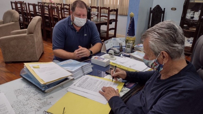 PREFEITO ASSINA REPASSE DA VERBA DE R$ 1 MILHÃO PARA HOSPITAL DE PIRAJU