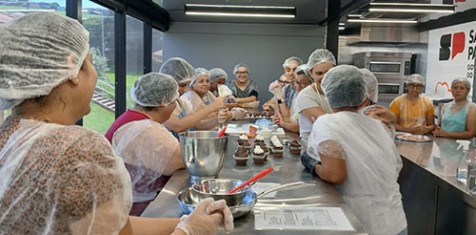 Carreta CozinhAlimentos leva curso de culinária à Fecapi e reúne 150 participantes