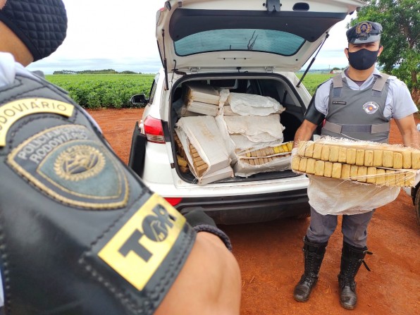 Polícia Militar Rodoviária apreende veículo com grande quantidade de droga