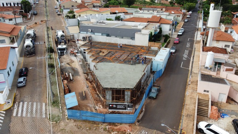 CONCRETADA A LAJE DO SEGUNDO PAVIMENTO DO CENTRO DE HEMODIÁLISES DE PIRAJU