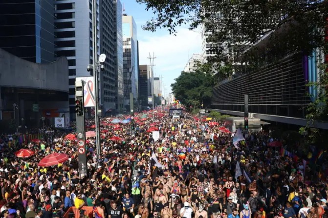 Com música e alegria, Parada LGBT+ de SP chama atenção para a política
