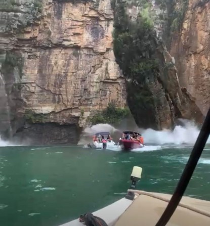 Parte de encosta de um cânion desaba sobre turistas em Capitólio, Minas Gerais