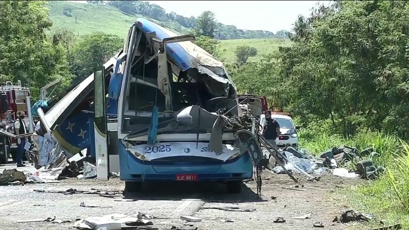 Maior acidente rodoviário já ocorrido na região mata 41 trabalhadores esta manhã