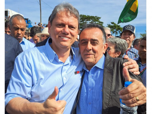 Prefeito Carlinhos leva demandas de Piraju à Feicorte