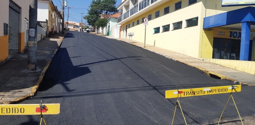 Ruas de paralelepípedo começam a ser asfaltadas em Piraju