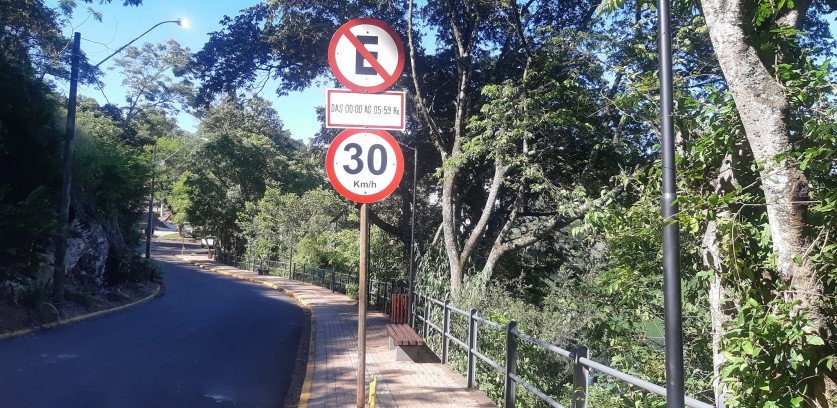 Continua proibido estacionamento na margem direita entre meia noite e 5h59 da manhã