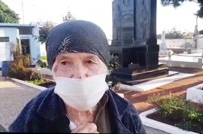 Marcos Fernandes resgata história de dona Catarina que há mais de 50 anos limpa túmulos