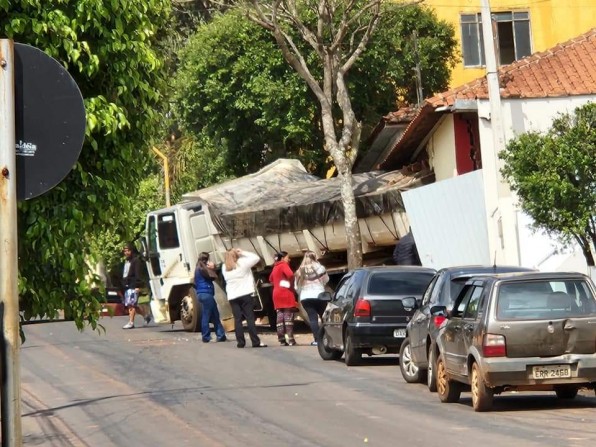Rua central de Tejupá: mais um acidente com caminhão. População espera atitude de autoridades