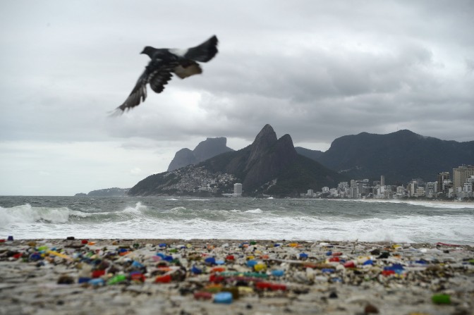 Brasil lança 325 mil toneladas de plástico no mar por ano