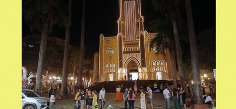 Acender marca o início da discreta e elegante iluminação natalina em Piraju