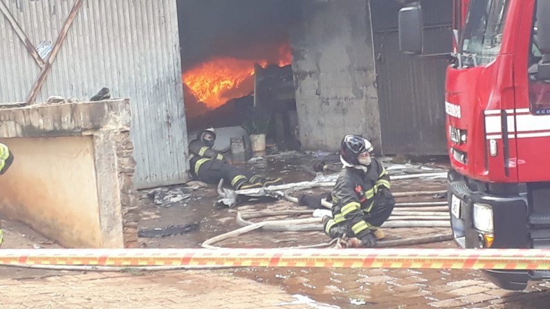 Depósito de materiais recicláveis pega foto na Estação. Bombeiro precisou ser atendido no Hospital.