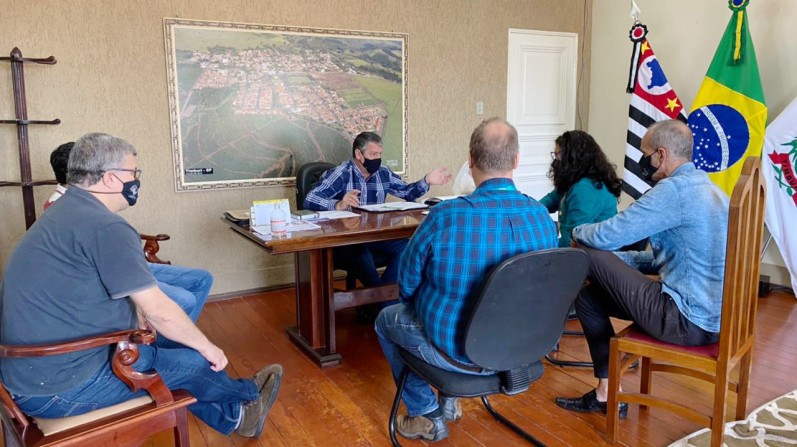 Prefeito de Timburi recebe potenciais investidores em energia solar no município
