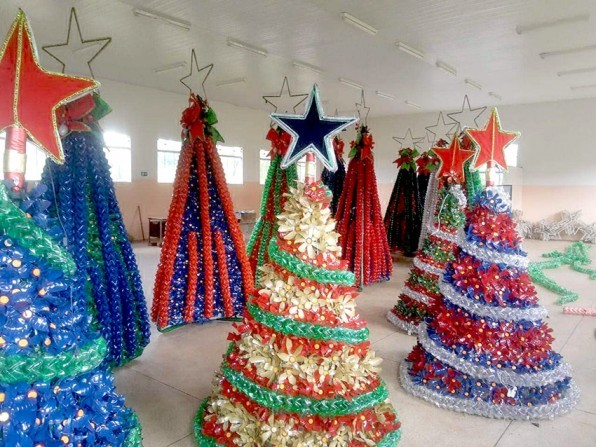 Com materiais reciclados prefeitura começa a decoração natalina de Piraju