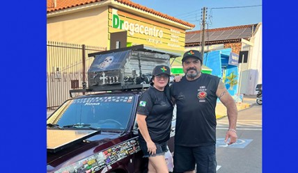 Casal em motor home faz parada na Drogacentro antes de seguir viagem