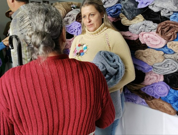 Timburi: prefeitura distribui 270 cobertores na campanha do agasalho