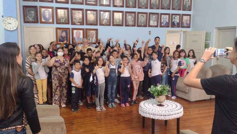 ALUNOS DO ANEXO NHONHÔ BRAGA VISITAM PREFEITO DE PIRAJU