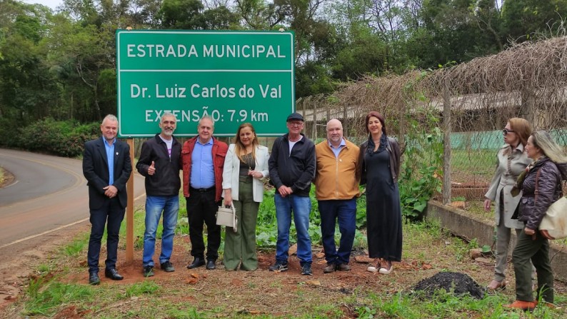 Estrada municipal das Cachoeiras recebe o nome de  Dr. Luiz Carlos do Val
