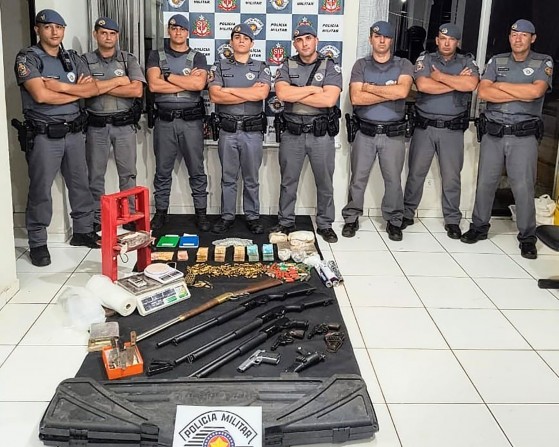 POLÍCIA MILITAR PRENDE HOMEM, LOCALIZA DROGAS, DINHEIRO E ARSENAL DO CRIME EM PIRAJU