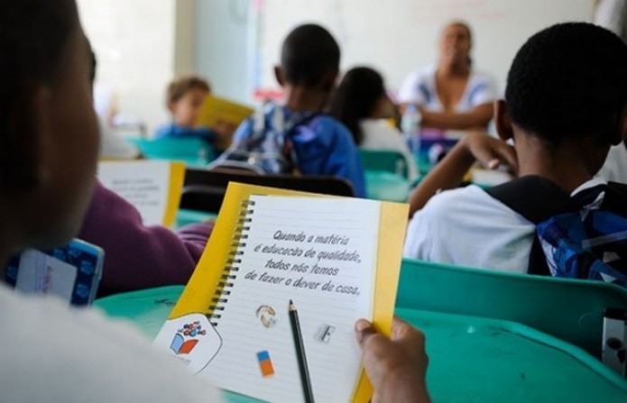 Volta às aulas pode infectar 9,3 milhões de idosos e adultos alerta estudo da FioCruz