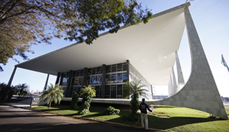 STF tem maioria para referendar liminar que suspendeu piso salarial da enfermagem