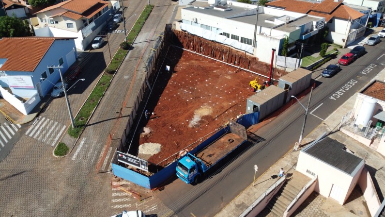 Centro de Hemodiálise : Terraplanagem e perfuração  de solo dão início às obras