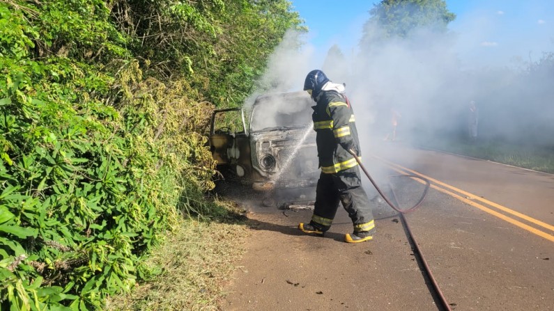 Corpo de Bombeiros apaga incêndio em Volkswagen Kombi na região