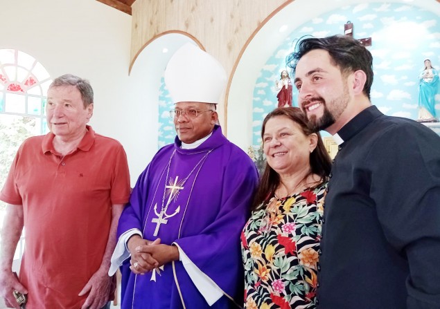 Dom Eduardo celebra missa na capela de Nossa Sra. Aparecida na Chácara da Dinda, de Regina e Paulo